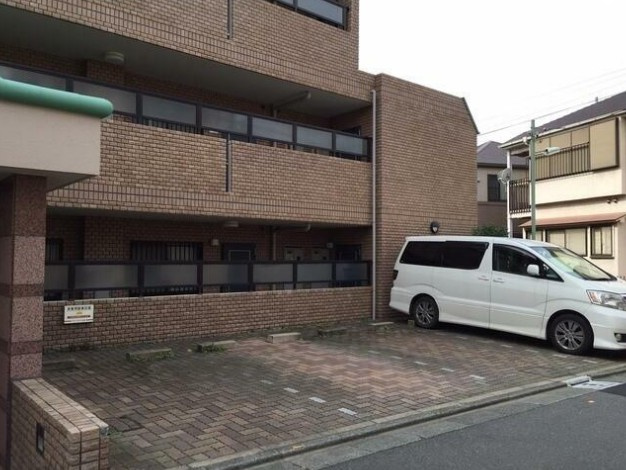 サンフラッツ山手の駐車場