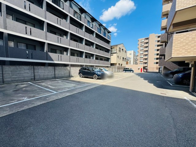 ライオンズマンション西院の駐車場