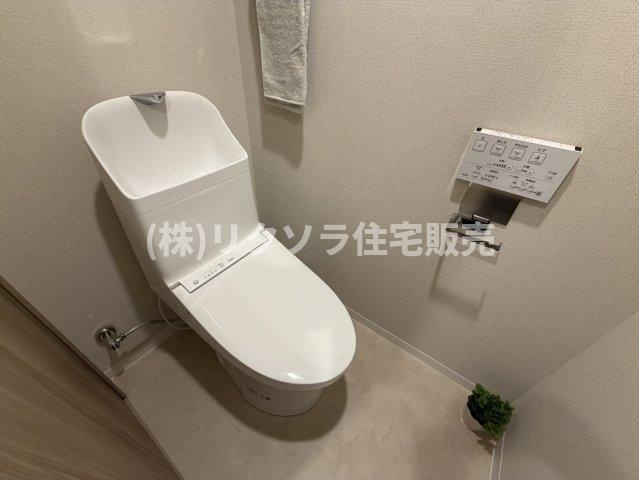 香里園セントポリアのトイレ|温水洗浄便座付き
■物件内覧・資金計画相談・住宅ローン相談、リフォーム相談、お問合せ受付中■
※当日・翌日のご内覧、ご相談はお電話でのお問合せがスムーズです！