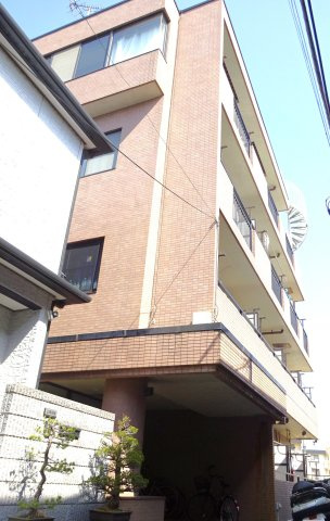 パインコープIIのエントランス