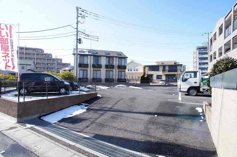 グランデュール北戸田の駐車場