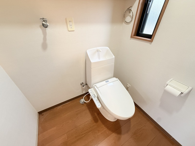 アネックス秋成のトイレ|落ち着いた色調のトイレです