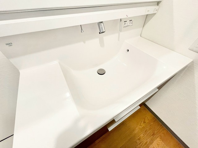 【洗面所】 | グリーンコーポ豊中南 | 物件を比較検討したいお客様には、「物件比較見学プラン」をご用意しております。こちらの物件だけでなく、お客様の希望に沿った物件を、いくつかまとめてご案内させて頂きます。