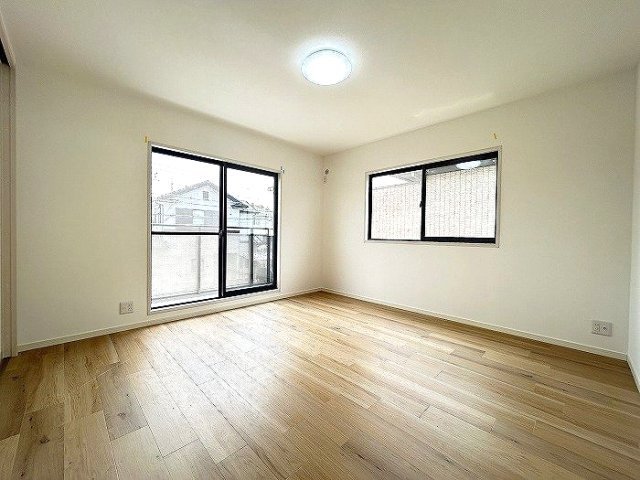 緑区兵庫一丁目　売戸建の洋室|2つの窓から自然光が入り込むため部屋全体が明るく開放感があります。