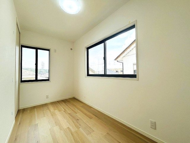 緑区兵庫一丁目　売戸建の洋室|コンパクトなお部屋ですが窓や収納があるので快適に過ごせます。