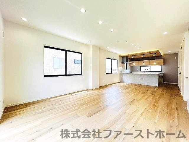 緑区兵庫一丁目　売戸建の居間・リビング|3面採光で陽の光が入りやすい20帖のLDK！