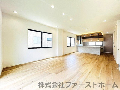【居間・リビング】 | 緑区兵庫一丁目　売戸建 | 3面採光で陽の光が入りやすい20帖のLDK！
