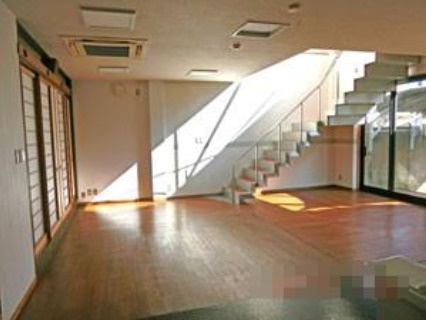 「天窓・屋上テラス付」高知市一宮中町2丁目　中古一戸建ての居間・リビング|木の温もりを感じるデザイン性の高いLDK。