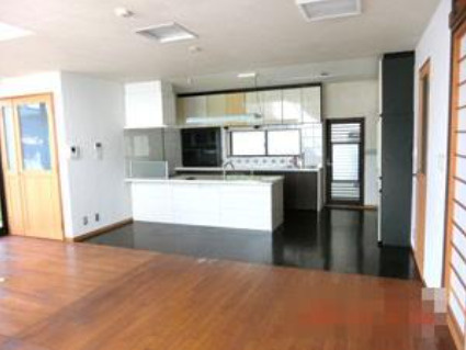 「天窓・屋上テラス付」高知市一宮中町2丁目　中古一戸建ての居間・リビング|家族の会話が弾むオープンタイプのLDK。
