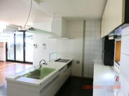 「天窓・屋上テラス付」高知市一宮中町2丁目　中古一戸建てのキッチン|作業スペース広々！明るく清潔感溢れるシステムキッチン。