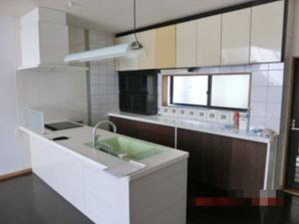 「天窓・屋上テラス付」高知市一宮中町2丁目　中古一戸建てのキッチン|豊富な背面収納を備えた機能的なキッチン空間。
