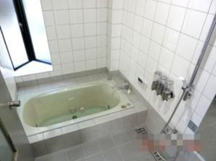 「天窓・屋上テラス付」高知市一宮中町2丁目　中古一戸建ての浴室|窓付きで換気良好！ゆったりくつろげるバスルーム。