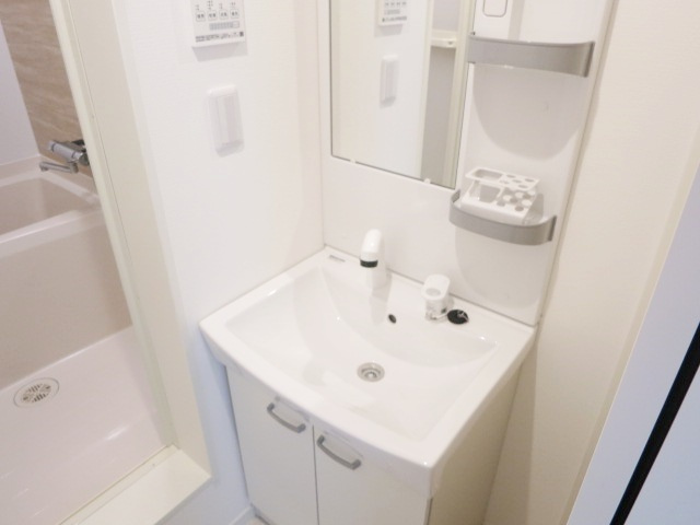 GRANT HOMES 北赤羽の洗面所|嬉しい独立洗面台です
