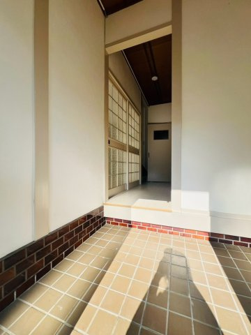 塩屋町9丁目戸建の玄関