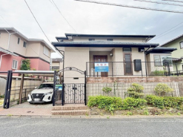 【外観】 | 筑紫野市光が丘４丁目　戸建て | 自然豊かで閑静な住宅街にある中古戸建。庭やカーポートも備わっており、暮らしやすさが詰まった戸建てです◎
