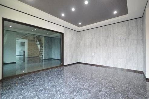 【中古】入間郡毛呂山町西大久保ガレージ付中古住宅の居間・リビング|ガレージを見渡せるリビング