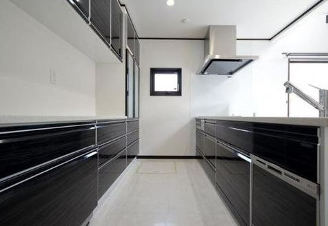【中古】入間郡毛呂山町西大久保ガレージ付中古住宅のキッチン|カップボード付き