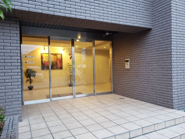 阿部松島マンションのエントランス