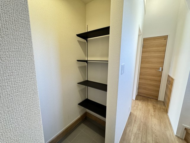 ブルーミングガーデン前橋市女屋町　４号棟の玄関|【イメージ画像】土間収納付きです！可動棚付きで使い勝手が良いです！
