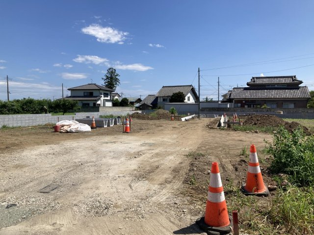 ブルーミングガーデン前橋市女屋町　４号棟の前面道路含む現地写真|前面道路含む現地写真です。前面道路も広々してい開放的な立地です☆