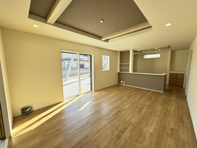 ブルーミングガーデン前橋市女屋町　４号棟の居間・リビング|【イメージ画像】折り上げ天井の18.5帖のおしゃれなリビング♪人気の対面式キッチンを配した空間はお好みの家具も合わせやすく、家族がくつろぐ快適な空間造りをサポート。窓からは明るい陽光が差し込みます。