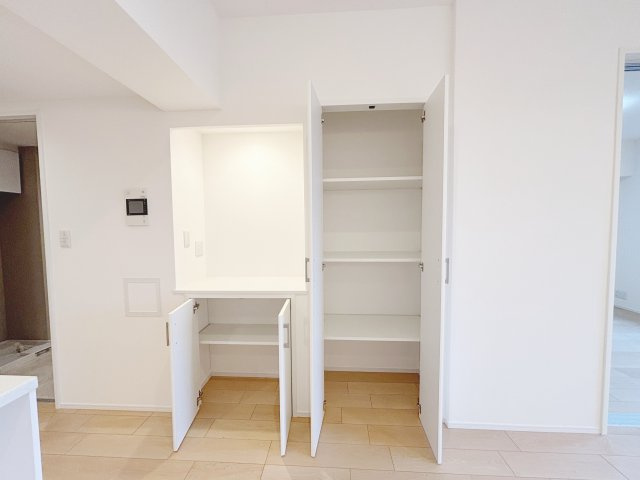 キッチンとリビングダイニングの間に収納。
