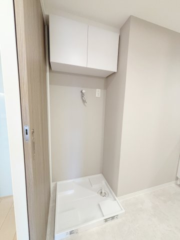 洗濯機置場、上部には収納棚