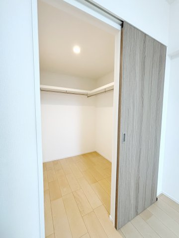 玄関側の洋室6帖のウォークインクローゼット