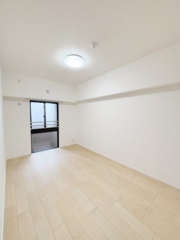 玄関側の洋室7帖
