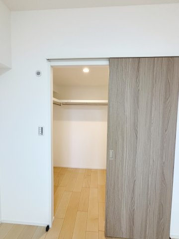 玄関側の洋室7帖のウォークインクローゼット
