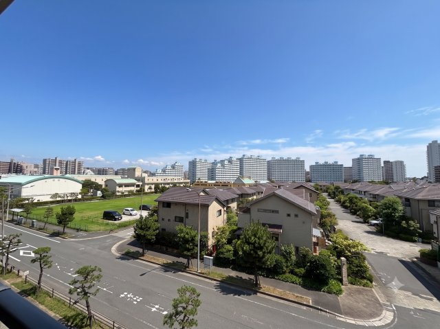 南西側の眺望、日当たりも良く、前面は戸建てなので４階ですが抜けた眺望です。