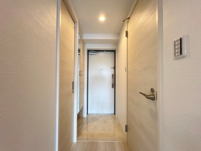 Alivis北梅田の玄関