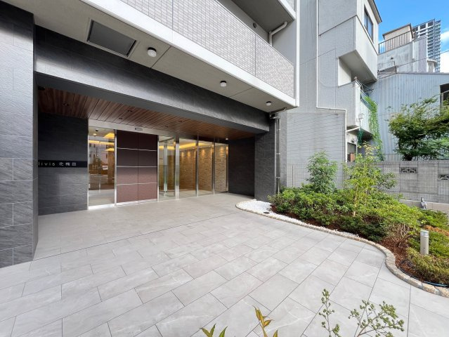 Alivis北梅田のエントランス