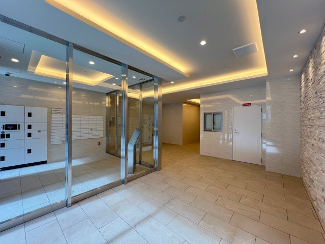 Alivis北梅田のロビー