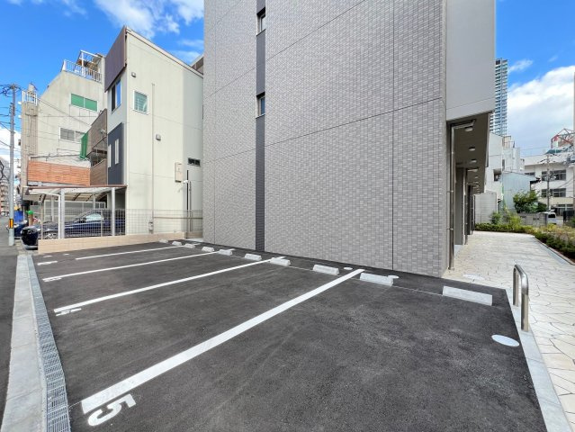 Alivis北梅田の駐車場
