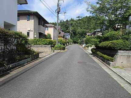 広島市安佐南区大塚西７丁目の中古一戸建の前面道路含む現地写真