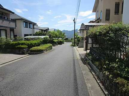 広島市安佐南区大塚西７丁目の中古一戸建の前面道路含む現地写真