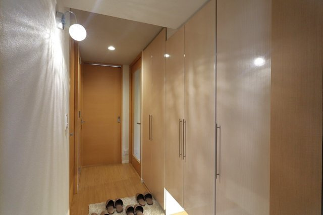 神戸元町山手ヴィアージュの玄関|収納もある玄関です