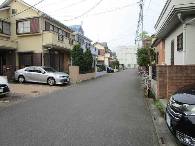 桶川市坂田　中古戸建の前面道路含む現地写真