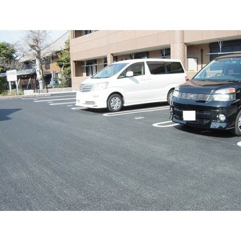 エル・アールＫ．Ａの駐車場