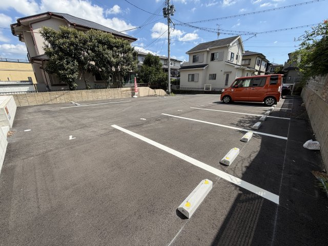 メゾンクレール御領の駐車場