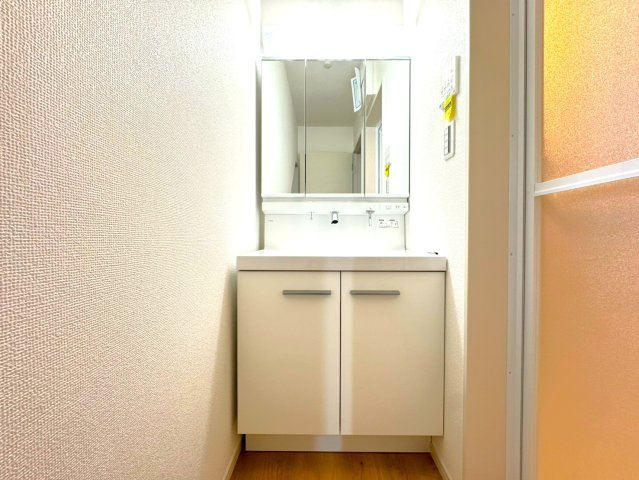 完成物件につき即入居ＯＫ☆全室２面採光で陽当たり良好☆４ＬＤＫ☆伏見区向島立河原町４期の洗面所|洗面