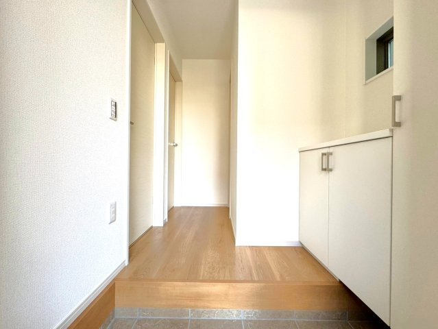 完成物件につき即入居ＯＫ☆全室２面採光で陽当たり良好☆４ＬＤＫ☆伏見区向島立河原町４期の玄関|玄関