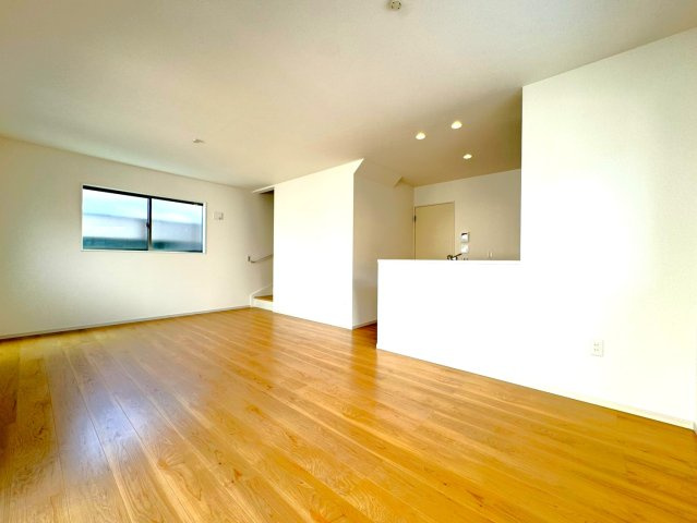 完成物件につき即入居ＯＫ☆全室２面採光で陽当たり良好☆４ＬＤＫ☆伏見区向島立河原町４期の居間・リビング|リビング