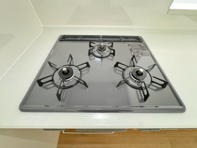 完成物件につき即入居ＯＫ☆全室２面採光で陽当たり良好☆４ＬＤＫ☆伏見区向島立河原町４期のキッチン|キッチン：３口コンロ