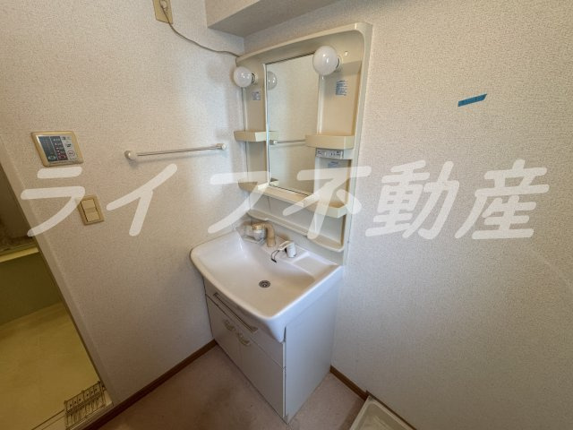 メゾンパルテールIの洗面所|明るい洗面所です