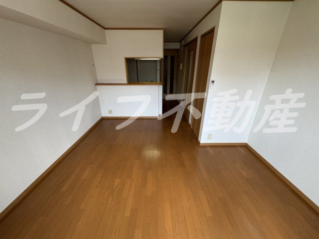 メゾンパルテールIの居間・リビング|こちらのリビングで趣味の時間をお楽しみください