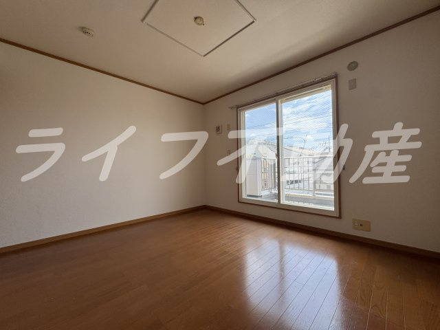 メゾンパルテールIの居間・リビング|こちらのリビングで趣味の時間をお楽しみください