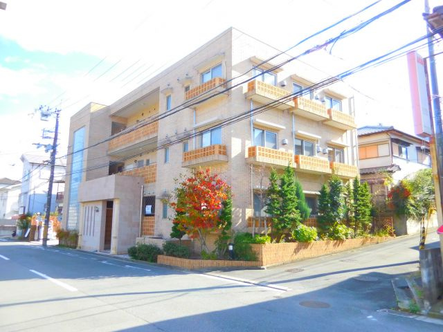 シャルル日吉台の外観