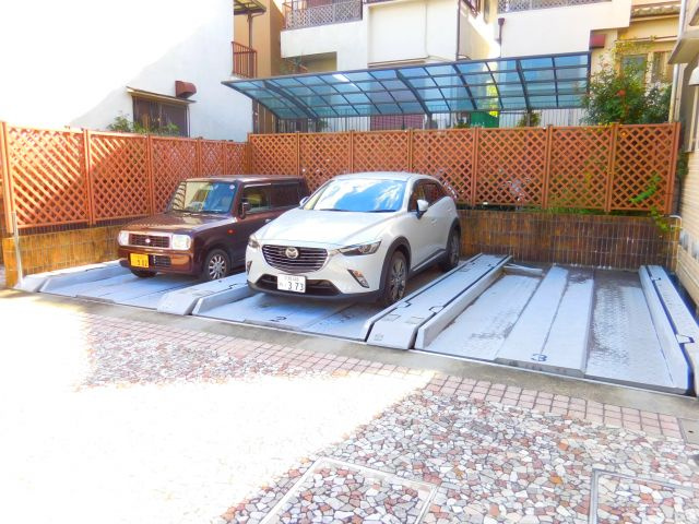 シャルル日吉台の駐車場